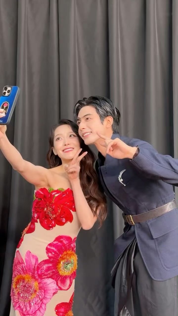 宋茜和宋威龙VOGUE后台合照呢[捂嘴哭][捂嘴哭][捂嘴哭]VOGUE直播 ​