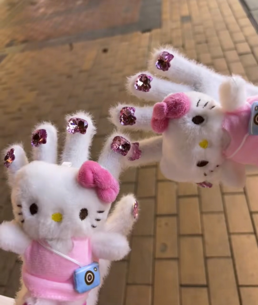 有女儿后买的手套belike生了女儿后买的手套都是带钻带公仔的和宝宝戴了母女款 