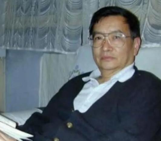 1969年，37岁梁从诫被下放江西劳动，妻子周如枚立刻提离婚，还给儿子改名换姓，