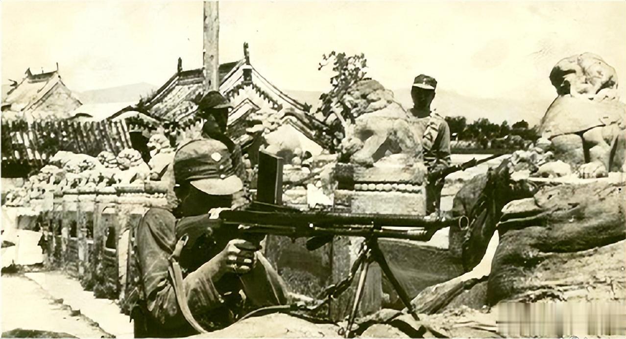 
伪满建立以后，关东军又怀抱侵略华北的野心，想趁1933年侵占热河战役的余势，打
