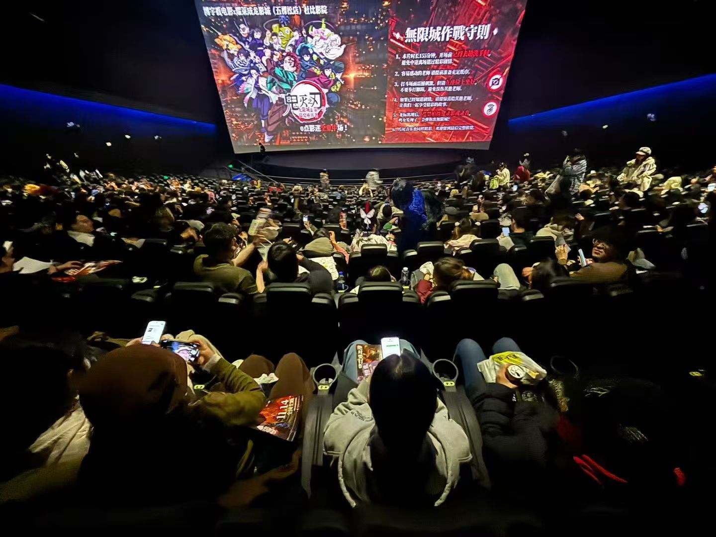 很久没有见过这么热闹的零点场了！这是一部一定要在电影院观看的电影，不愧是世界顶级