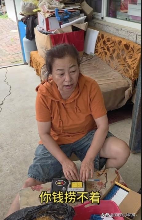 小故事！
   昨天 王百万她刚歇了一天，今天 大壮又来找他妈，王百万便到楼上干