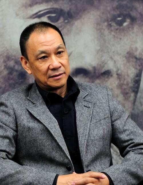 80岁的王学圻，精神状态实在让人折服。近日亮相活动，身姿挺拔、步伐稳健，眼神锐利