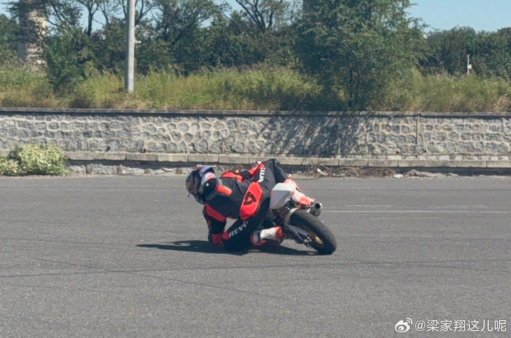记录第一次磨肘 [耶]上午基本功，下午赛道练习…明天继续，进1:15！ ​​​