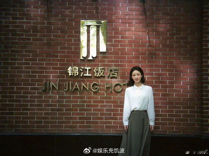 杨紫开着摩托就来了杨紫开着摩托就来了[傻笑]杨紫韩东君玩六两梗杨紫家业收视率