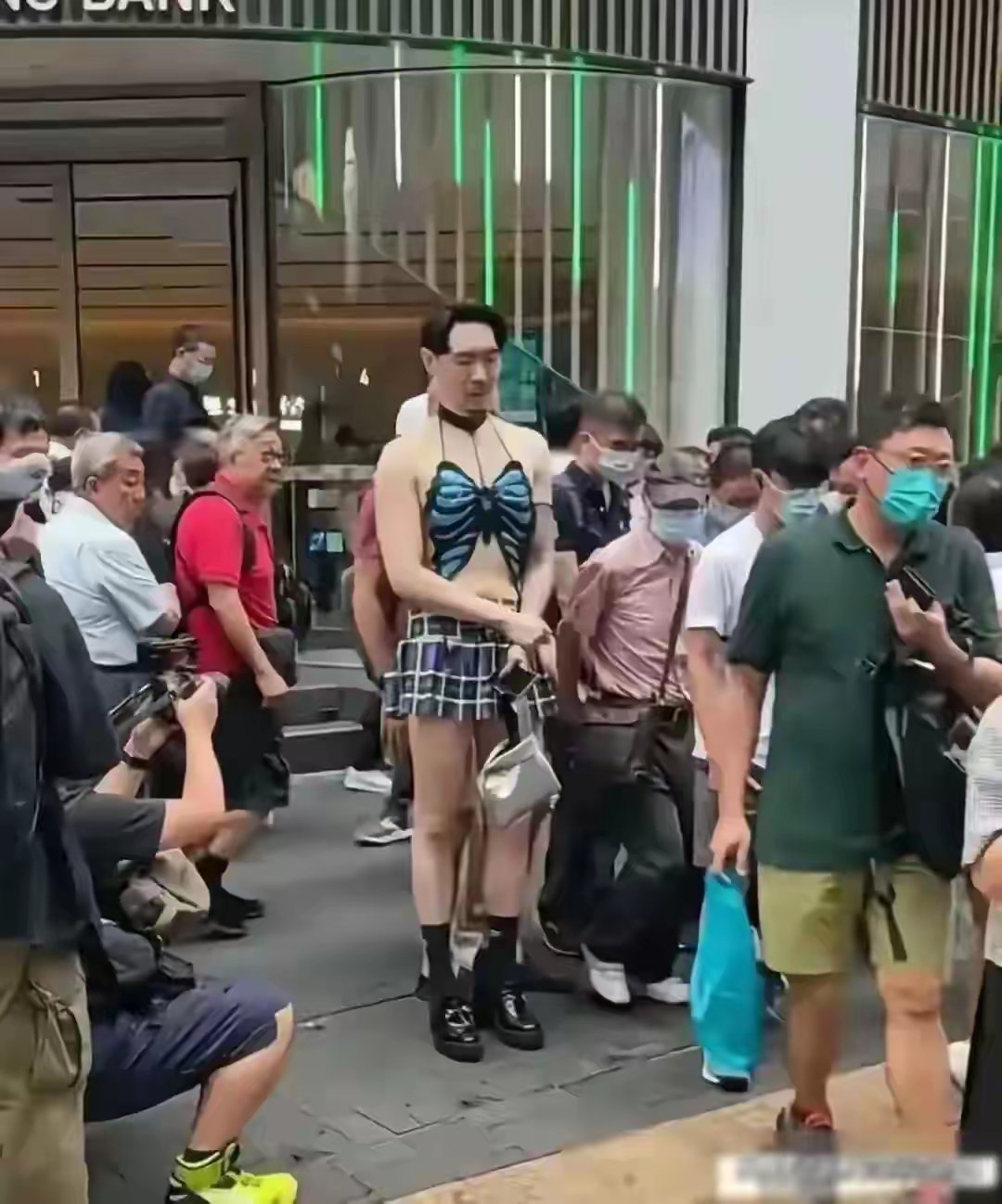 时尚不是骚操作！更不是群魔乱舞​奇装异服不一定是罪，但绝对不是精神文明倡导的 ​