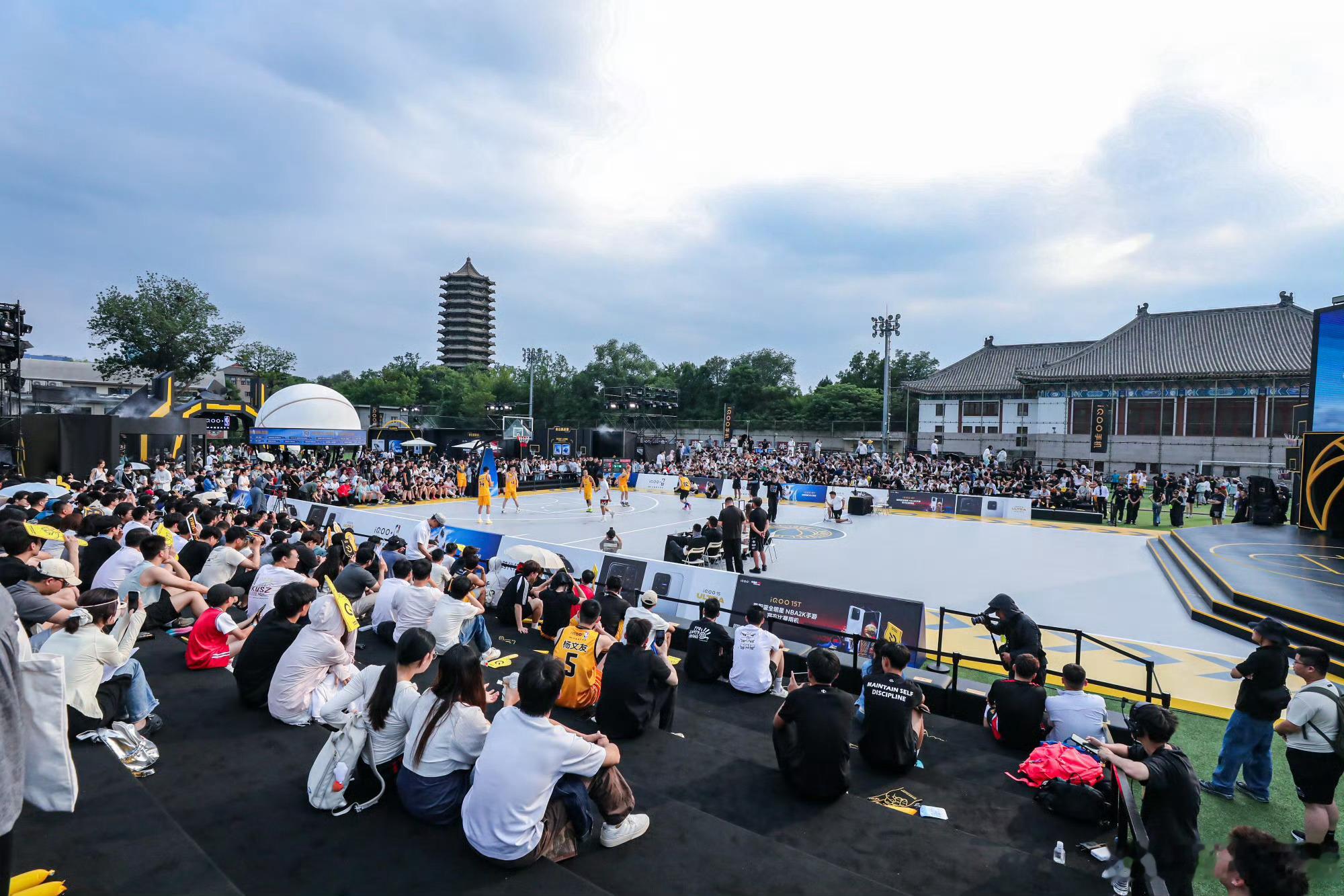 iQOOxNBA高校篮球赛本届赛事圆满收官！赛场上的呐喊、电竞区的欢笑、满手NB