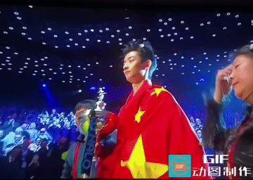身披国旗，手握奖杯！这一幕，太燃了！
 
当五星红旗在克鲁斯堡的聚光灯下展开，吴