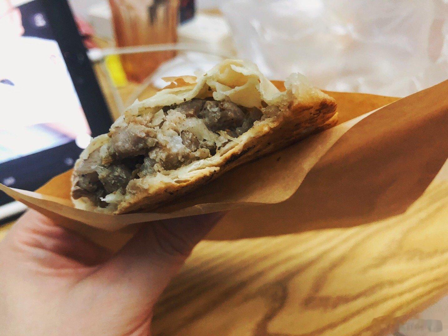 买了个新疆烤包子，牛肉馅的，太好吃了！！#夜宵要积极[超话]# ​​​
