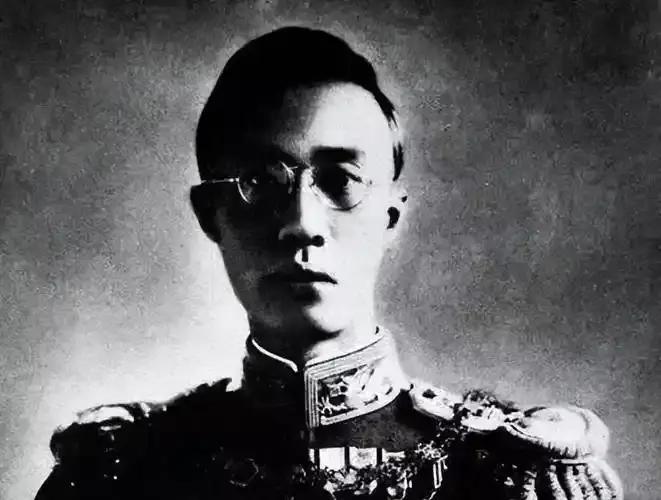 50年代溥仪上国营饭店吃饭，竞被服务员当成费比′溥仪的人生就像坐过山车，从真龙天