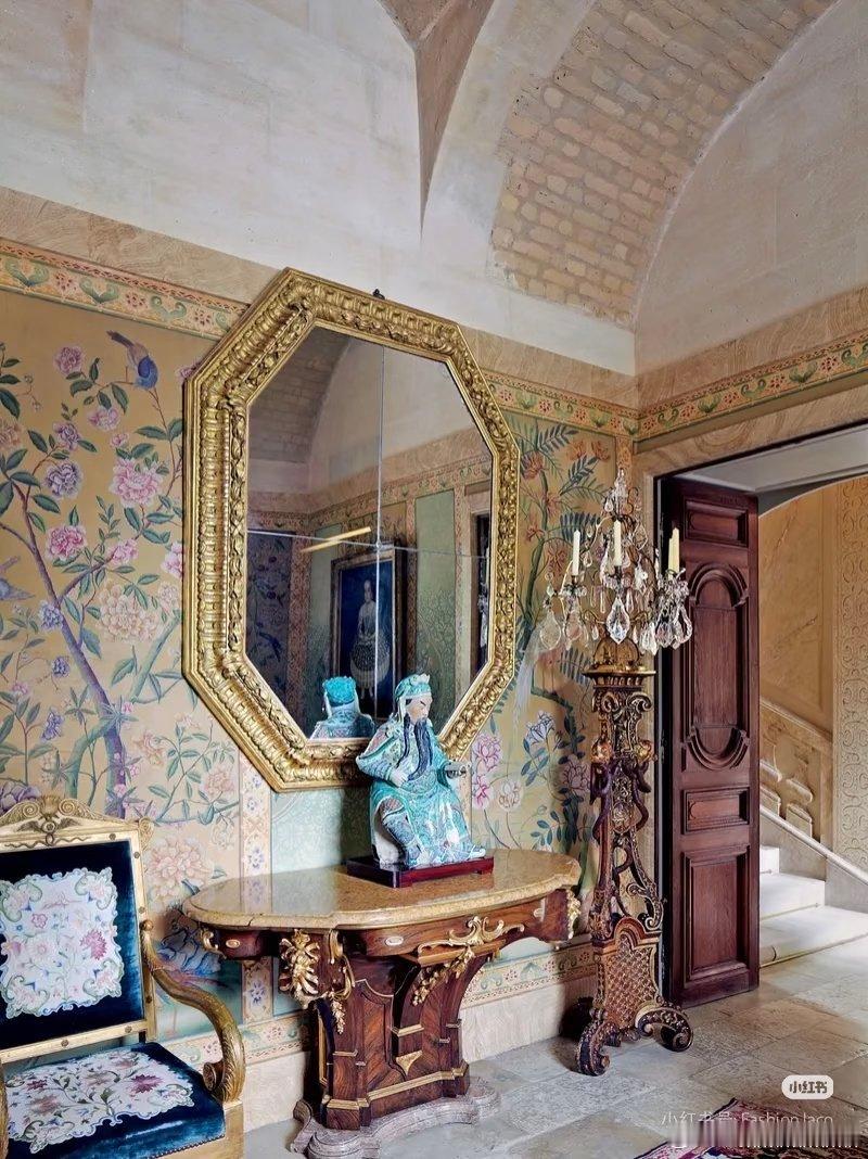 华伦天奴曾痴迷中国元素华伦天奴创始人 Valentino Garavani 在巴