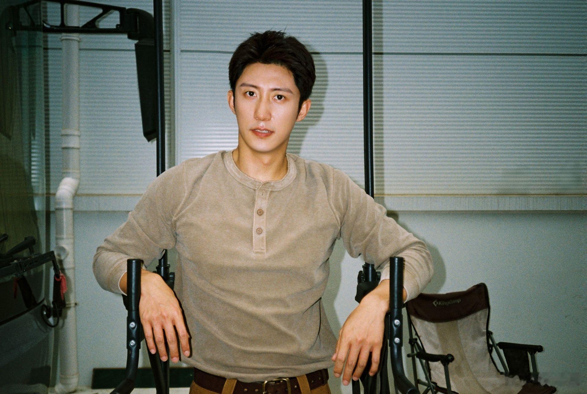 黄景瑜工作室来新人了浅浅猜测工作室换剪辑，抖音现在配的BGM都很有感觉，选曲不撞