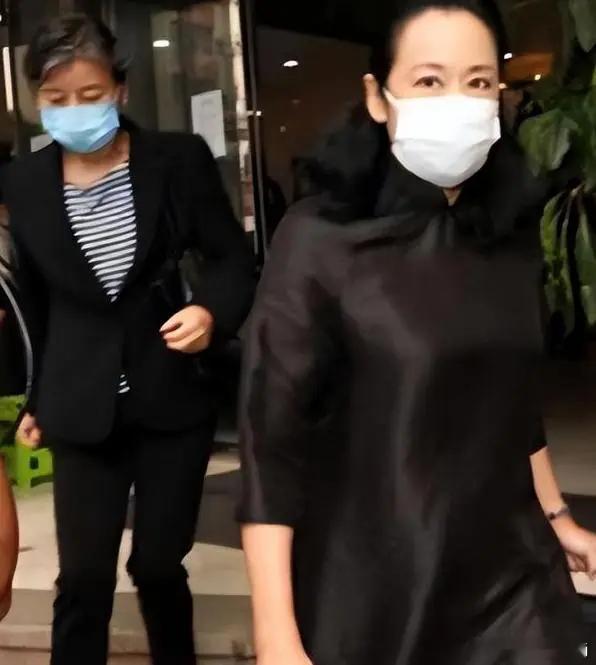 郭晶晶婆婆和妈妈同框，有其女，必有其母，郭晶晶妈妈的简单朴素的穿搭，婆婆稍微穿的