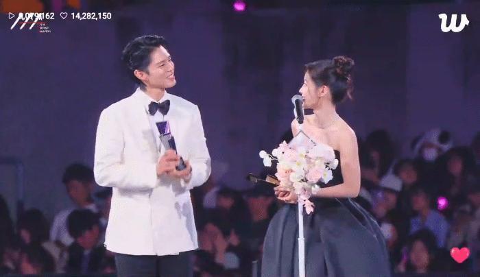 朴宝剑凑过去找话筒讲话，差点以为要亲金裕贞