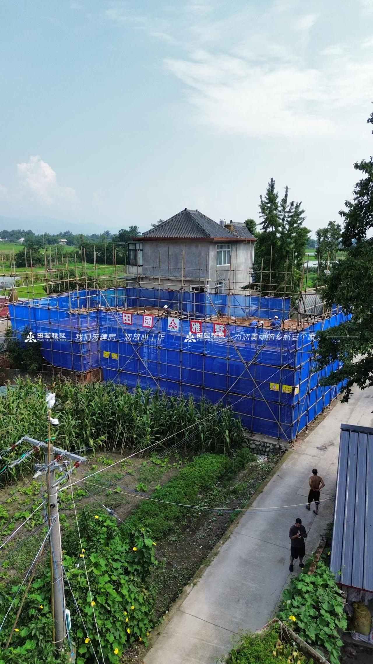 彭州自建房工地日常巡查，一层楼板钢筋绑扎完工。施工现场紧盯细节，查出问题即刻整改