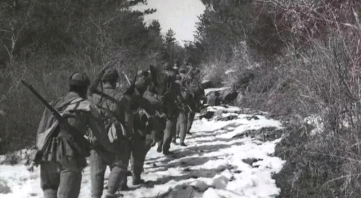 1950年，朝鲜战争中，27军的一支侦察部队在进行穿插战时，来到一间破房子里，战