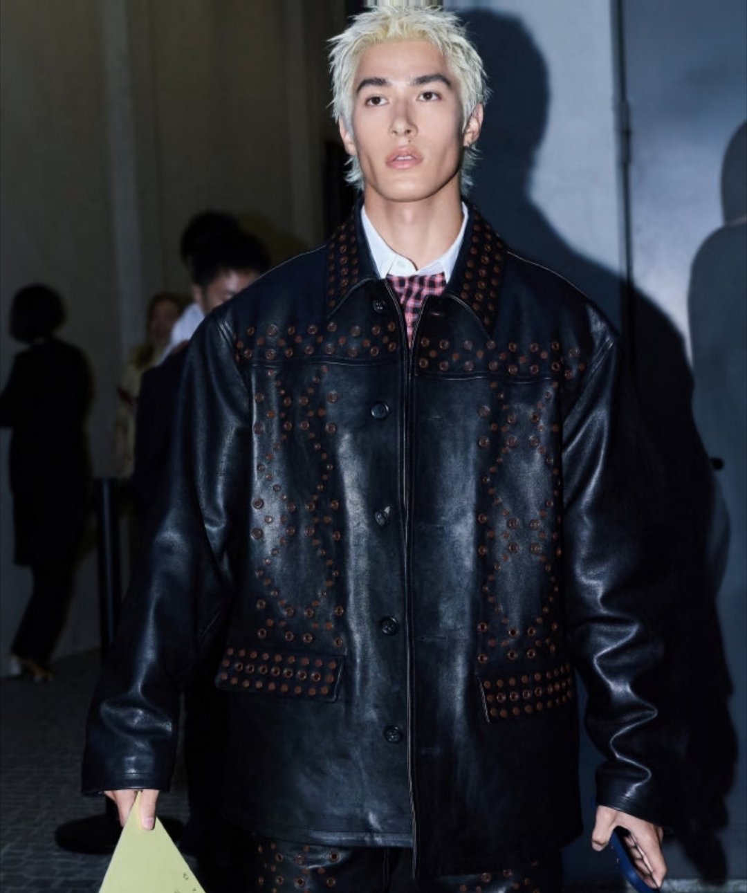 导演快给米卡递赛车手剧本谁看了不说一句天选！身材线条、眼神气场都踩在点上，热血又