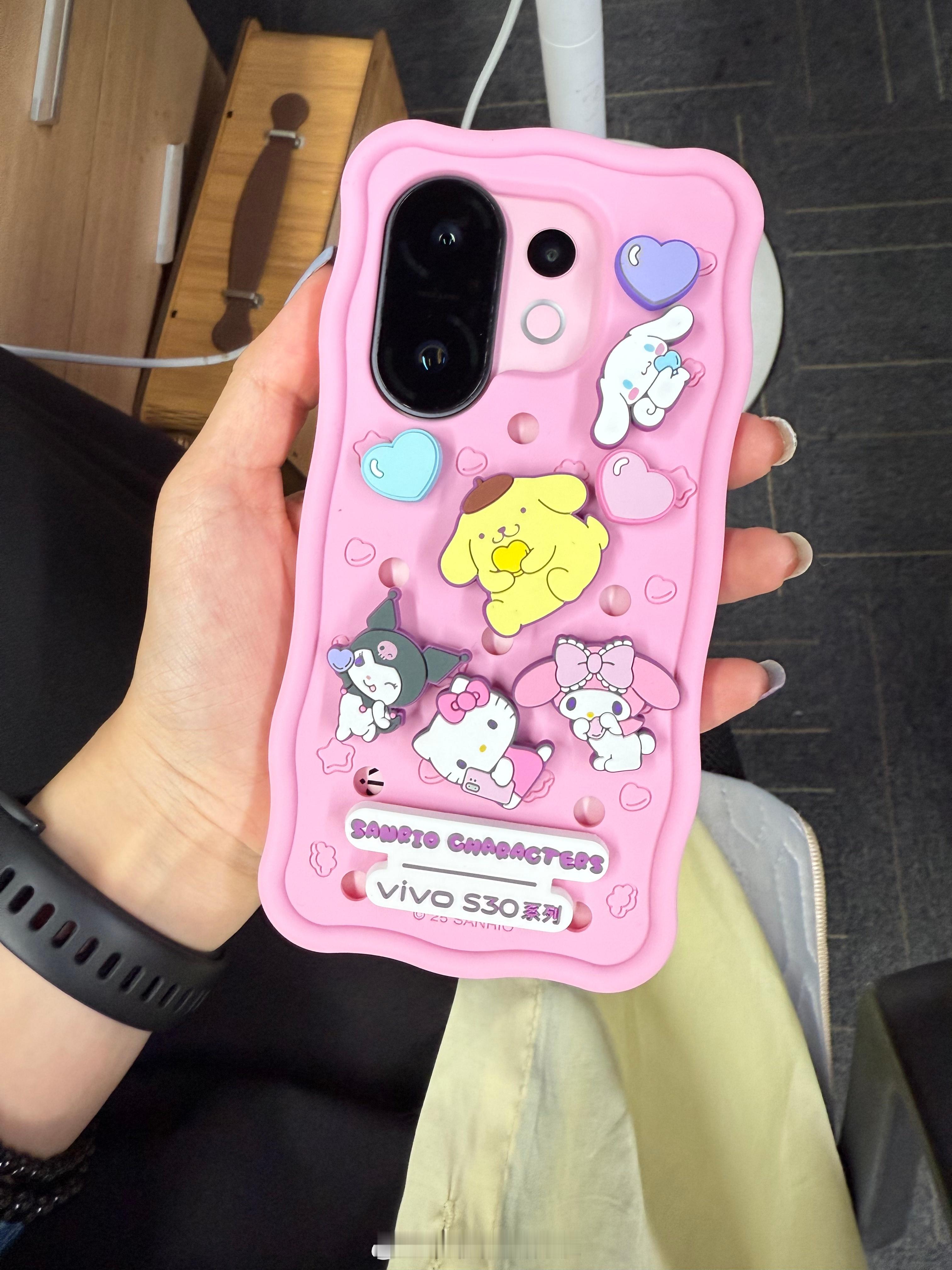 洞洞鞋上岗喜欢洞洞鞋的真的能拒绝vivo S30 系列的三丽鸥礼盒吗[喵喵]这个