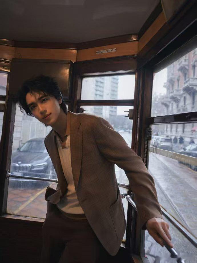 许魏洲第一章逃离家族的少爷 许魏洲米兰街拍，仿佛少爷逃离家族束缚，边吃冰淇淋边张