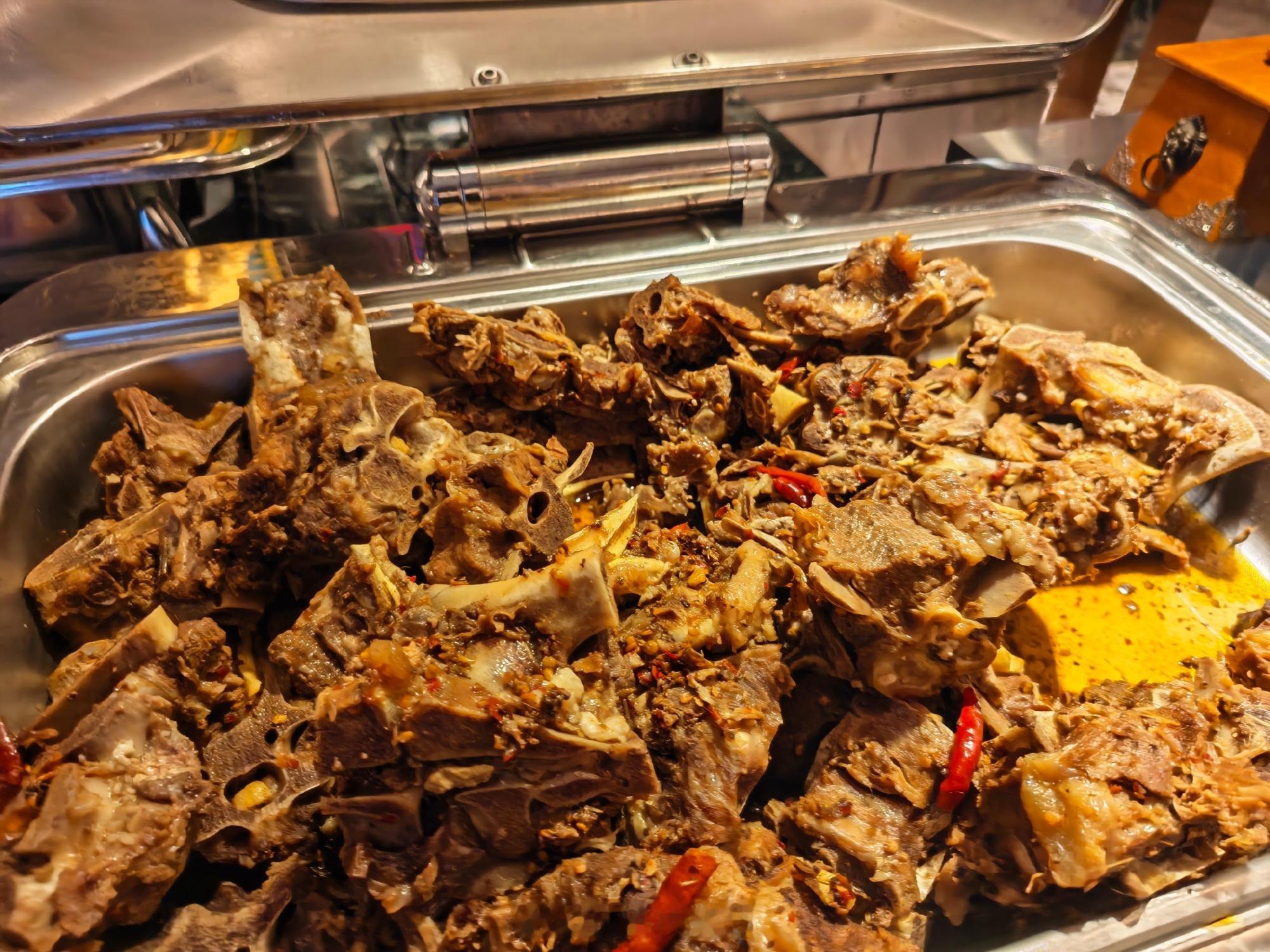 我太爱内蒙这种大肉乐！各种牛排、羊肠、羊蹄、肚包肉、太夯了，这就是肥肉脑袋的快乐
