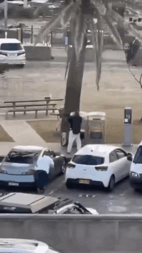 他的名字叫阿米德·埃尔-艾哈迈德！是两个孩子的父亲！他是开水果店的，并没有接触过