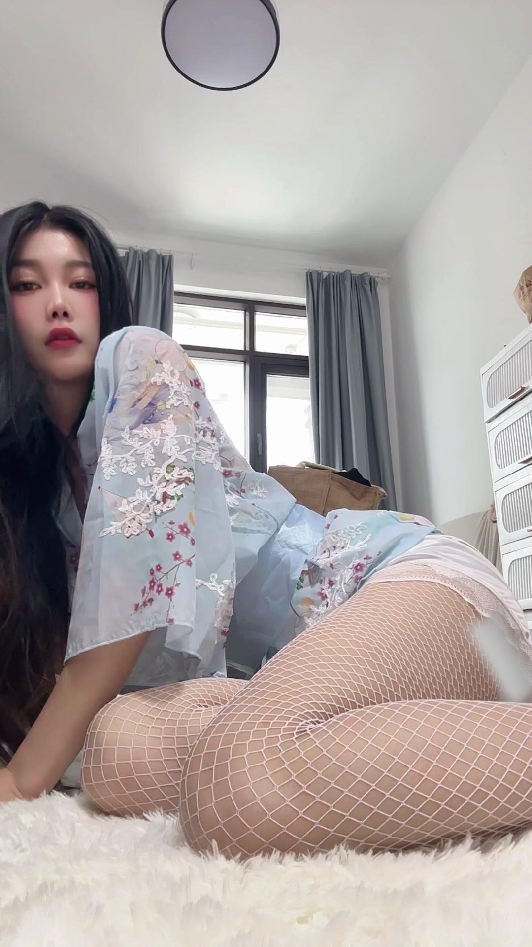 蕾丝元素总能穿出慵懒氛围感，这件蕾丝吊带裙太绝了！  1️⃣蕾丝材质...