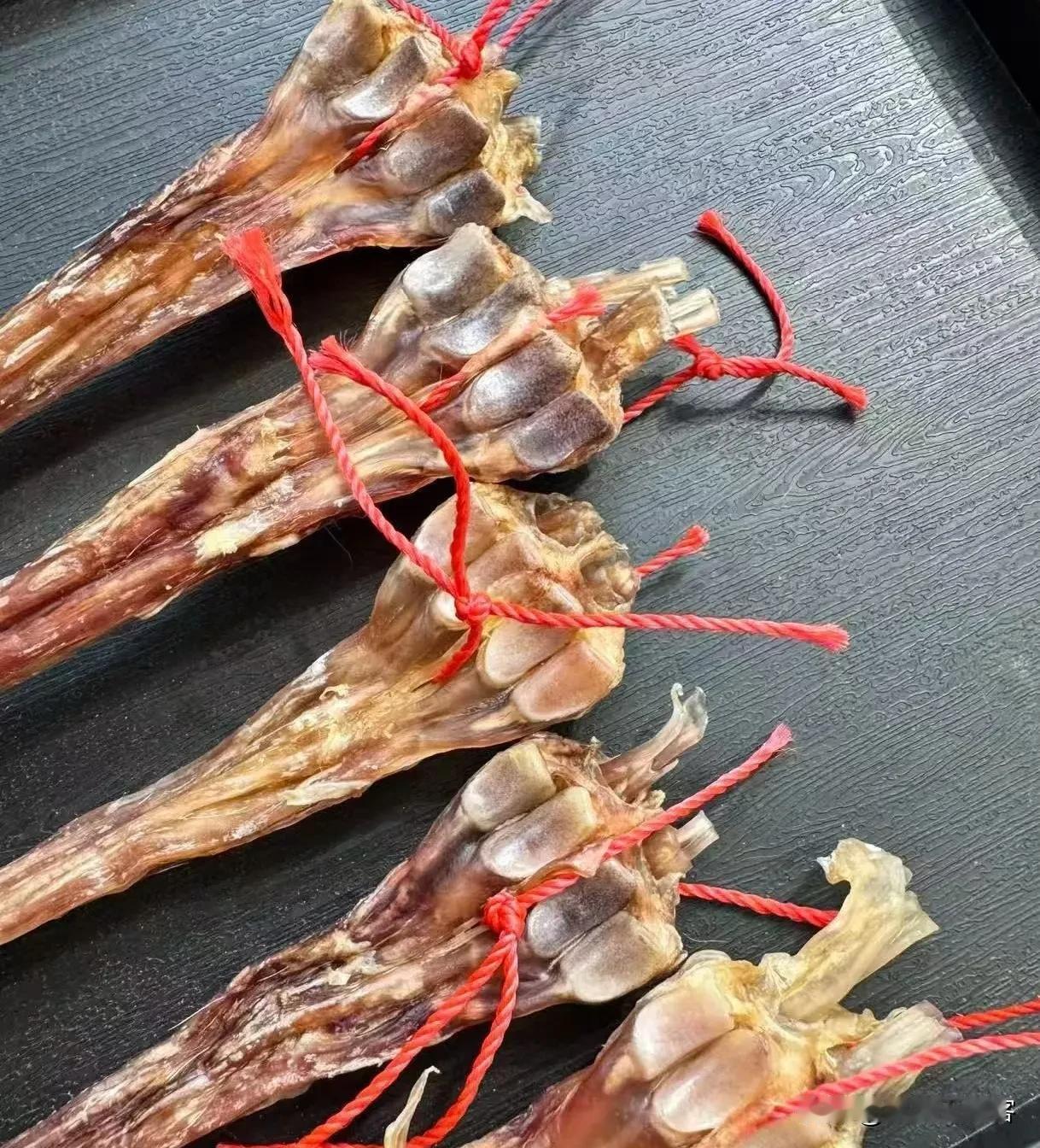 我也是醉了，

我邻居买这些骨头回来干啥！

他家里又不养狗！