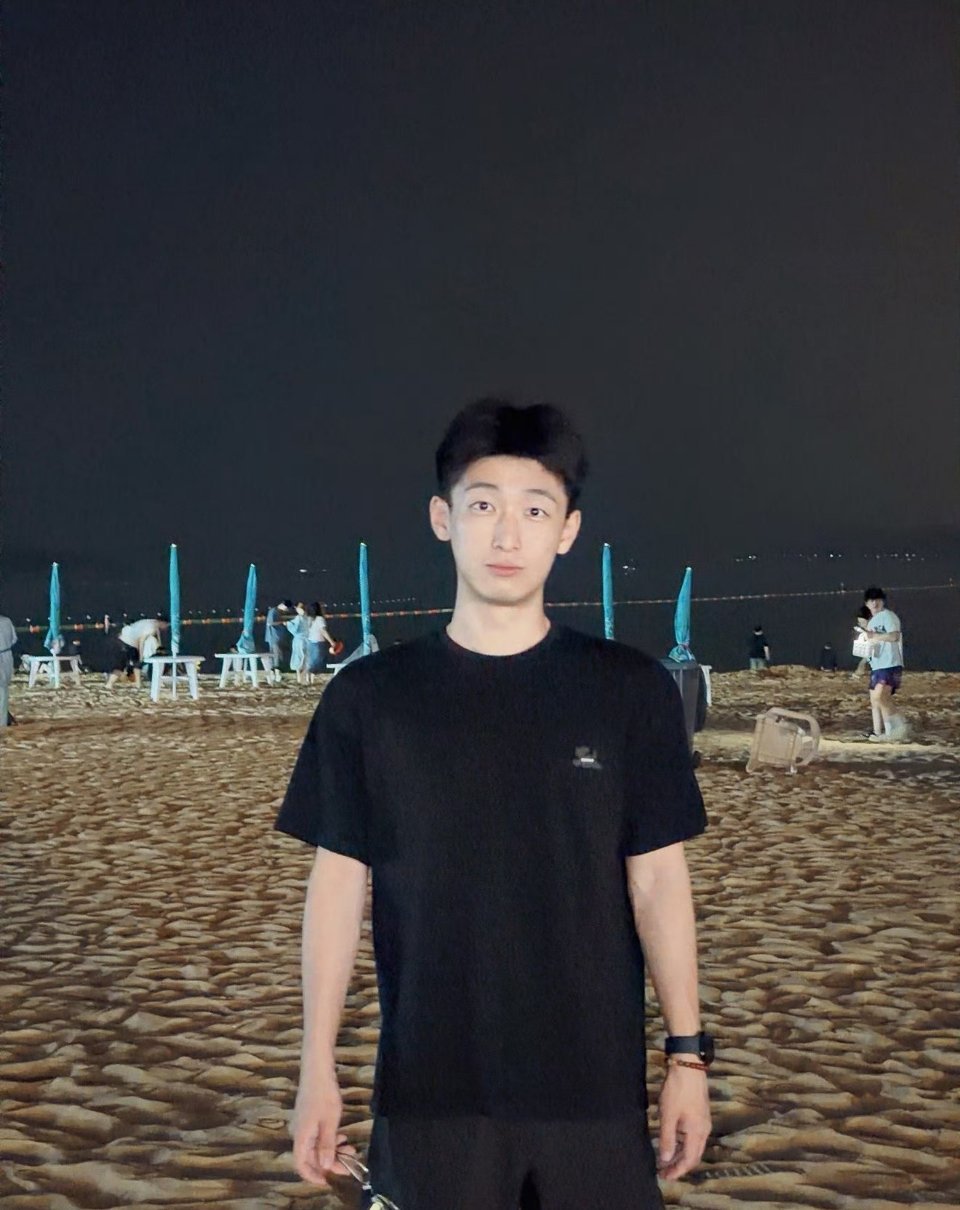 思慕社字母 有些人像吃了一半的糖，甜味早就在口腔里化开了，但包装纸还揣在口袋里，