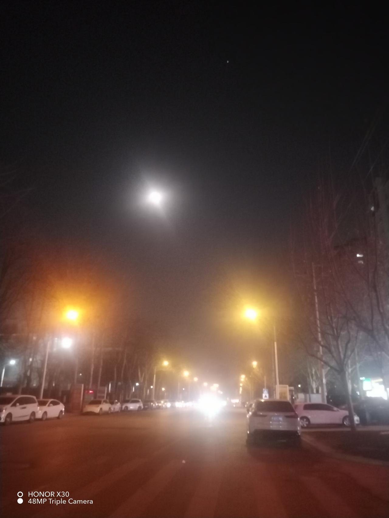 夜晚的街道，月光如水，车影婆娑，静谧而美丽。