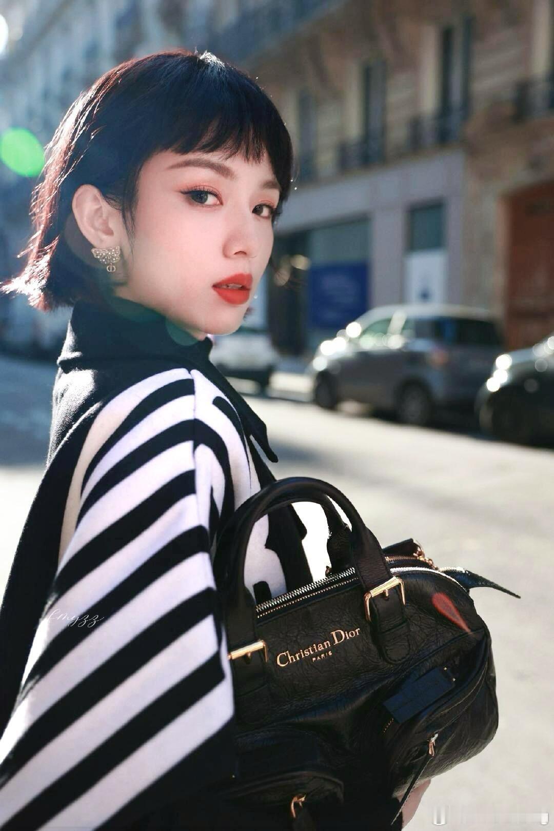 少女短发和优雅穿搭哎，有赫本那味了，周也这个时尚表现力真的很强周也｜ ​​​