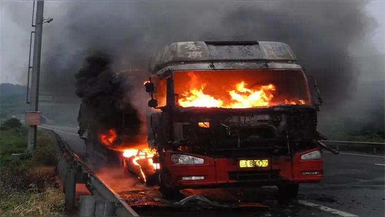 近日某地惊险一幕刷屏。一辆汽车行驶中突然起火，烈焰狂喷如巨龙吐火，车尾拖着长长火