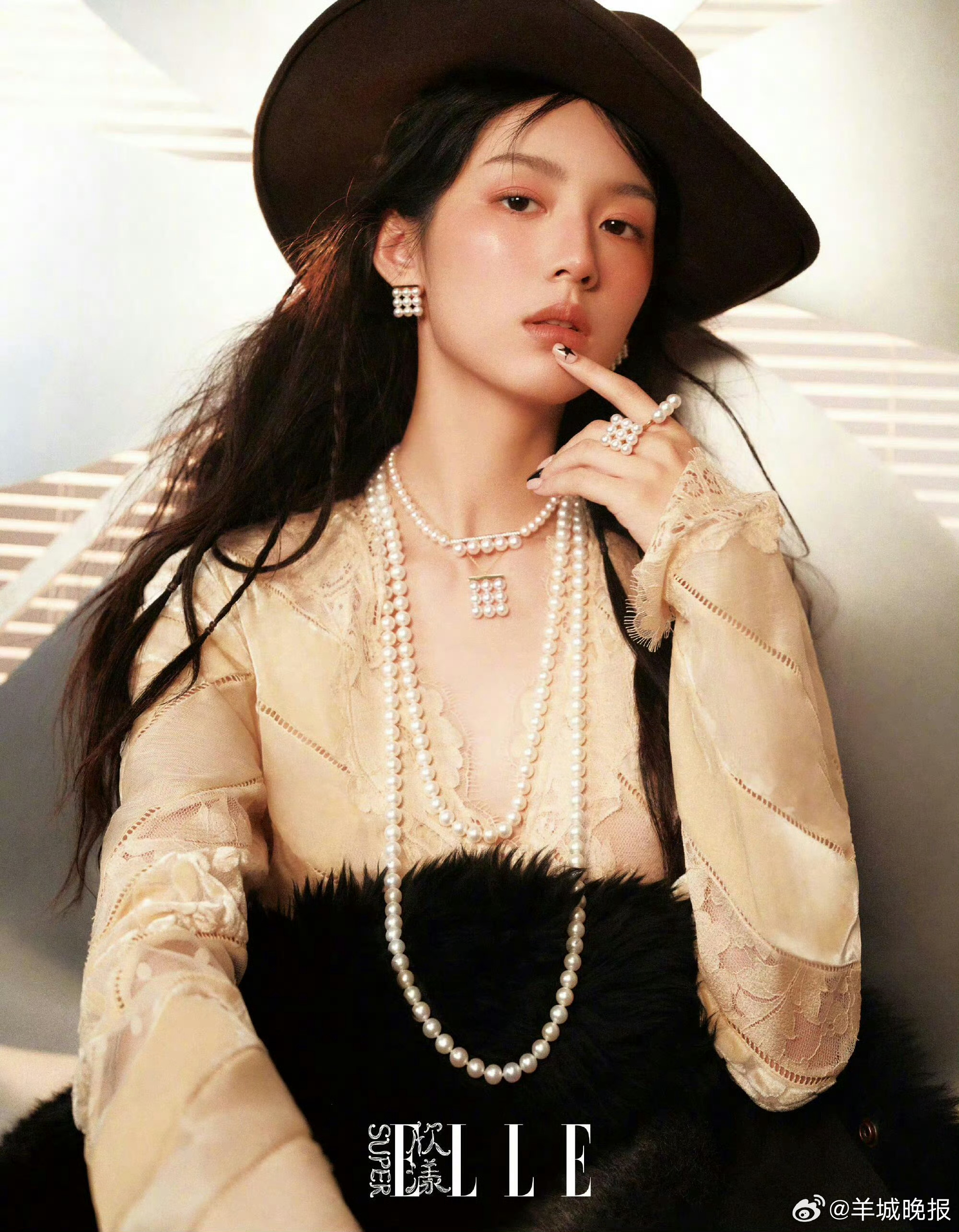 【分享内娱女明星的西部牛仔造型】大地色晕染出粗粝质感，金属扣与长靴敲出利落节奏，