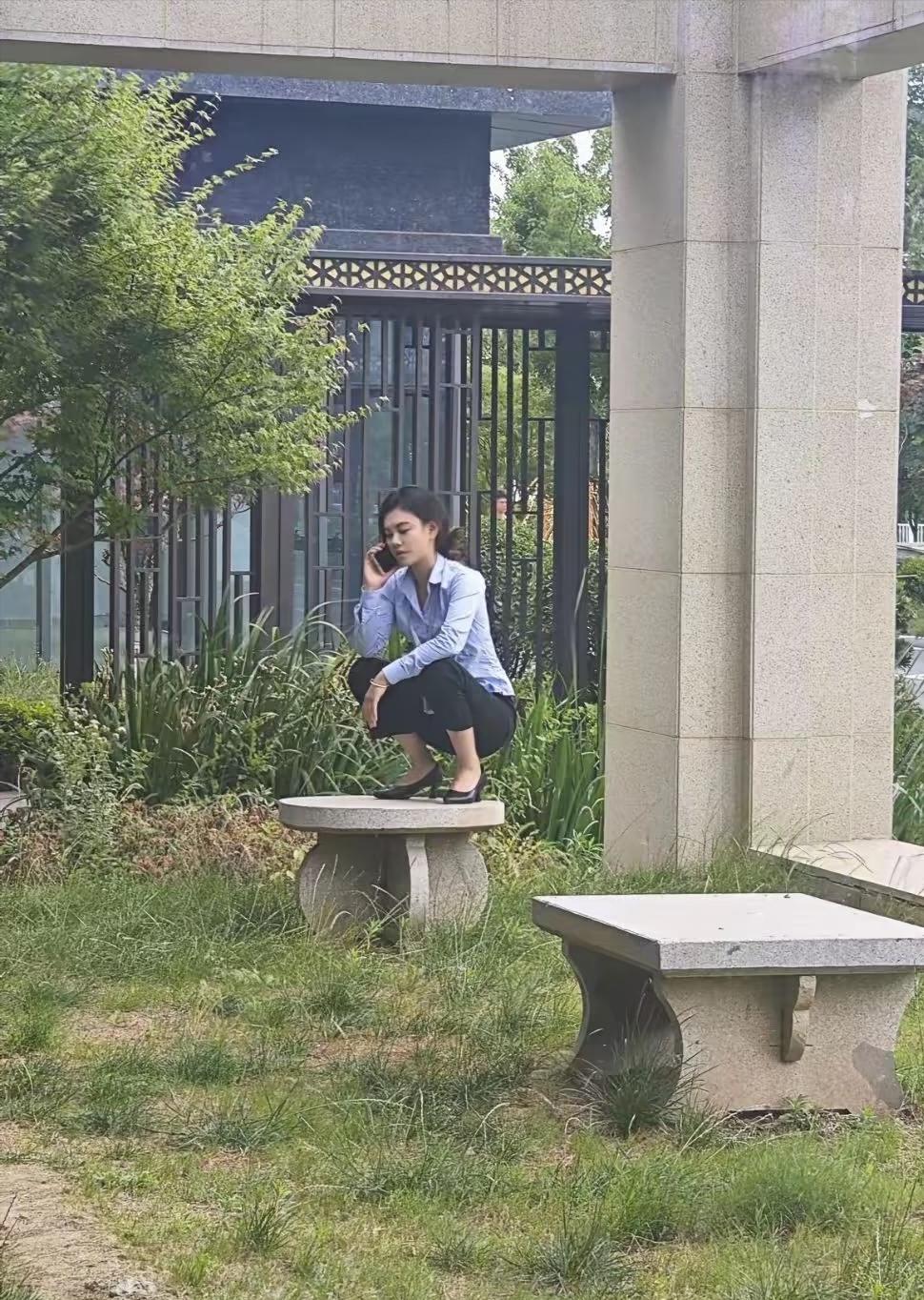 你永远不知道电话那头的她在干吗？
图中是我一朋友，做销售的，电话基本不停，一起出