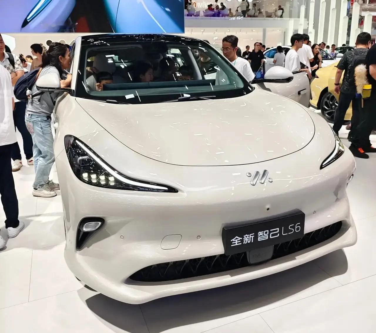 智己汽车自2020年12月成立以来,目前已累计收获了超过十万用户的信任。十万“热