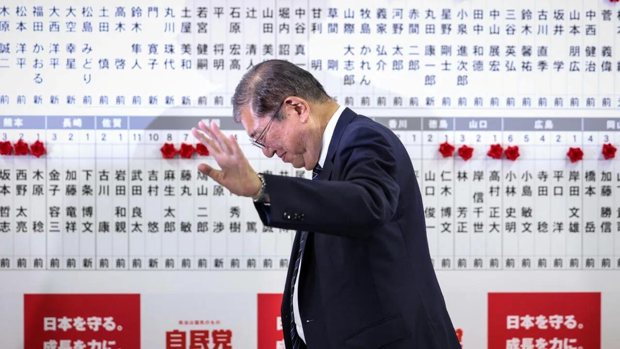 日本国会选举：执政的自民党及盟友惨败。