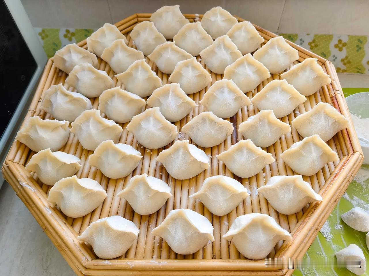 假期倒计时，饺子必须安排上。

先和面，醒着。

地里吃也吃不完的青椒和圆葱切小
