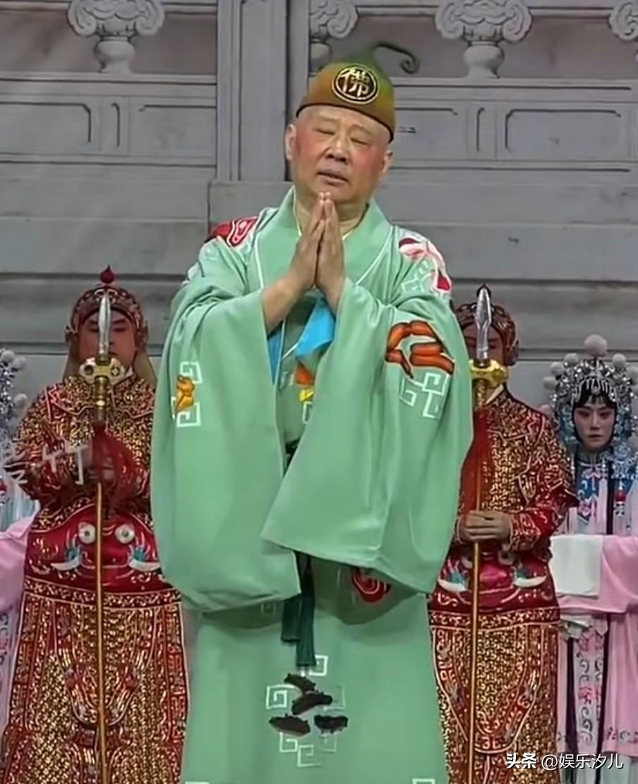 红线碰不得！郭德纲擅改《弹起我心爱的土琵琶》被罚！


郭德纲擅自将抗战经典《弹