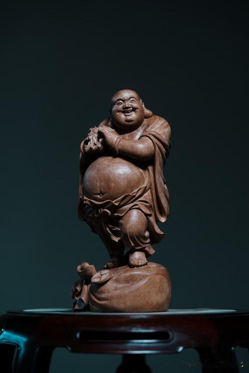 老山檀｜弥勒

有些笑，看久了才懂。

木色温润，像被岁月反复抚过；刀法不张扬，