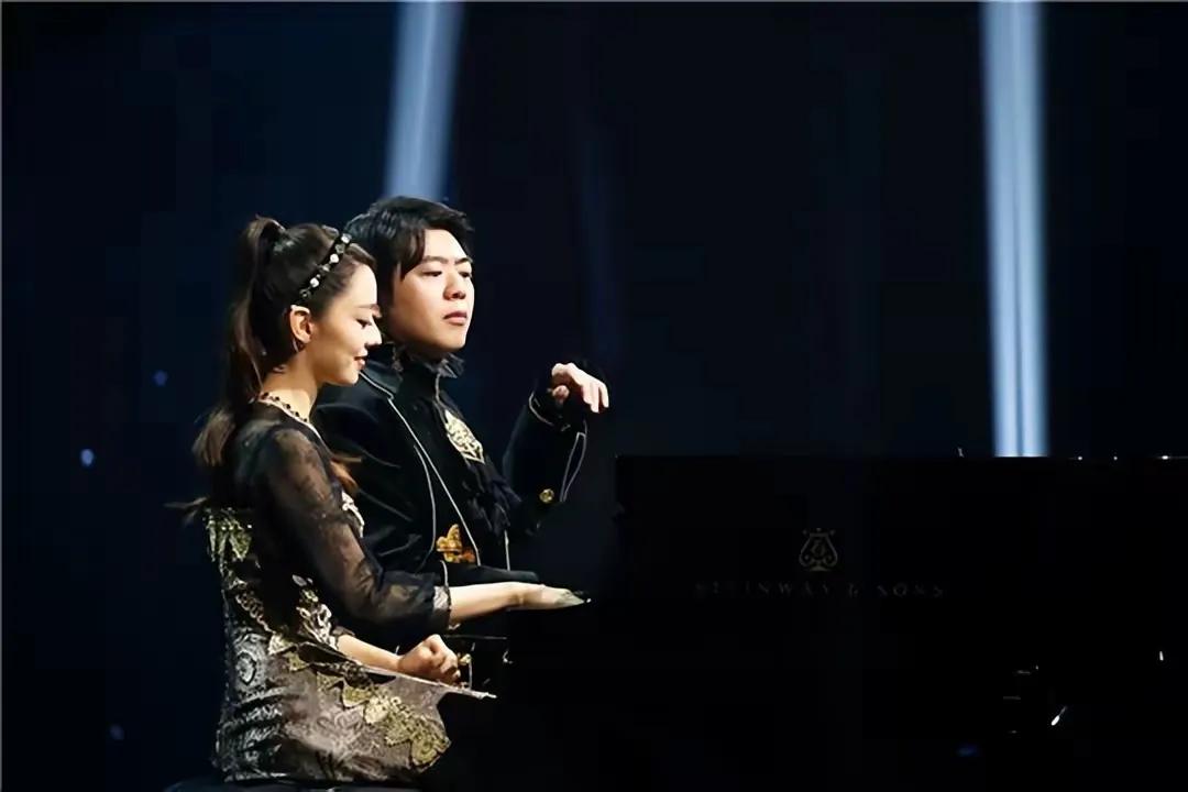 多亏了姜文，否则郎朗永远不知道自己在中国的准确咖位。毫无疑问，郎朗在国际上是巨星