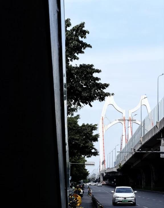 早上出门的外套🧥 现在太阳大的剩单衣了
希望明天上午出门我坚强的不穿外套🧥！