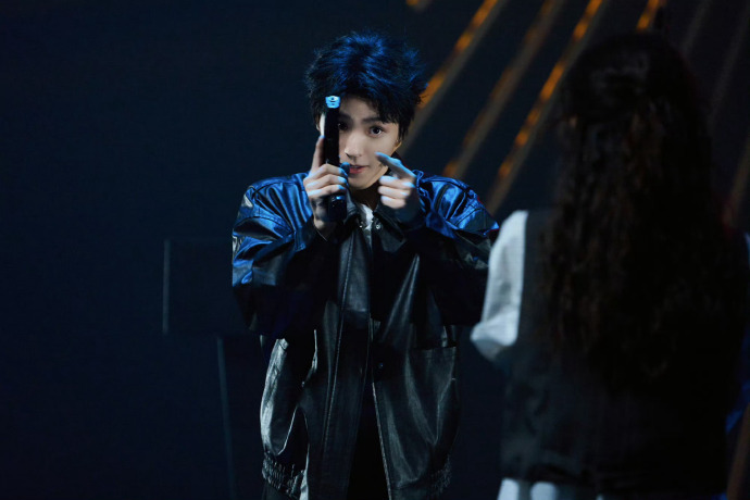 王俊凯 今天是红外线最多的一次听说现场红外线闪成那样，他还能稳稳地继续表演，最后