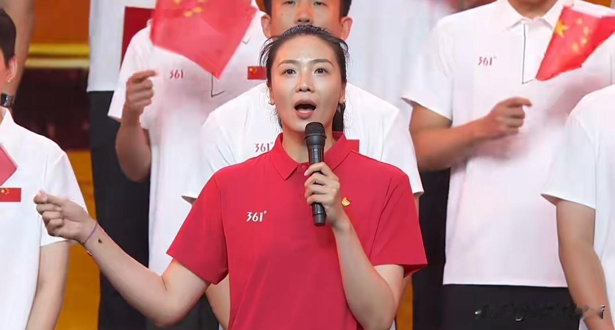 女排奥运冠军魏秋月出席天津优秀运动员退役仪式，与王宝泉、张娜平起平坐，王茜未出席