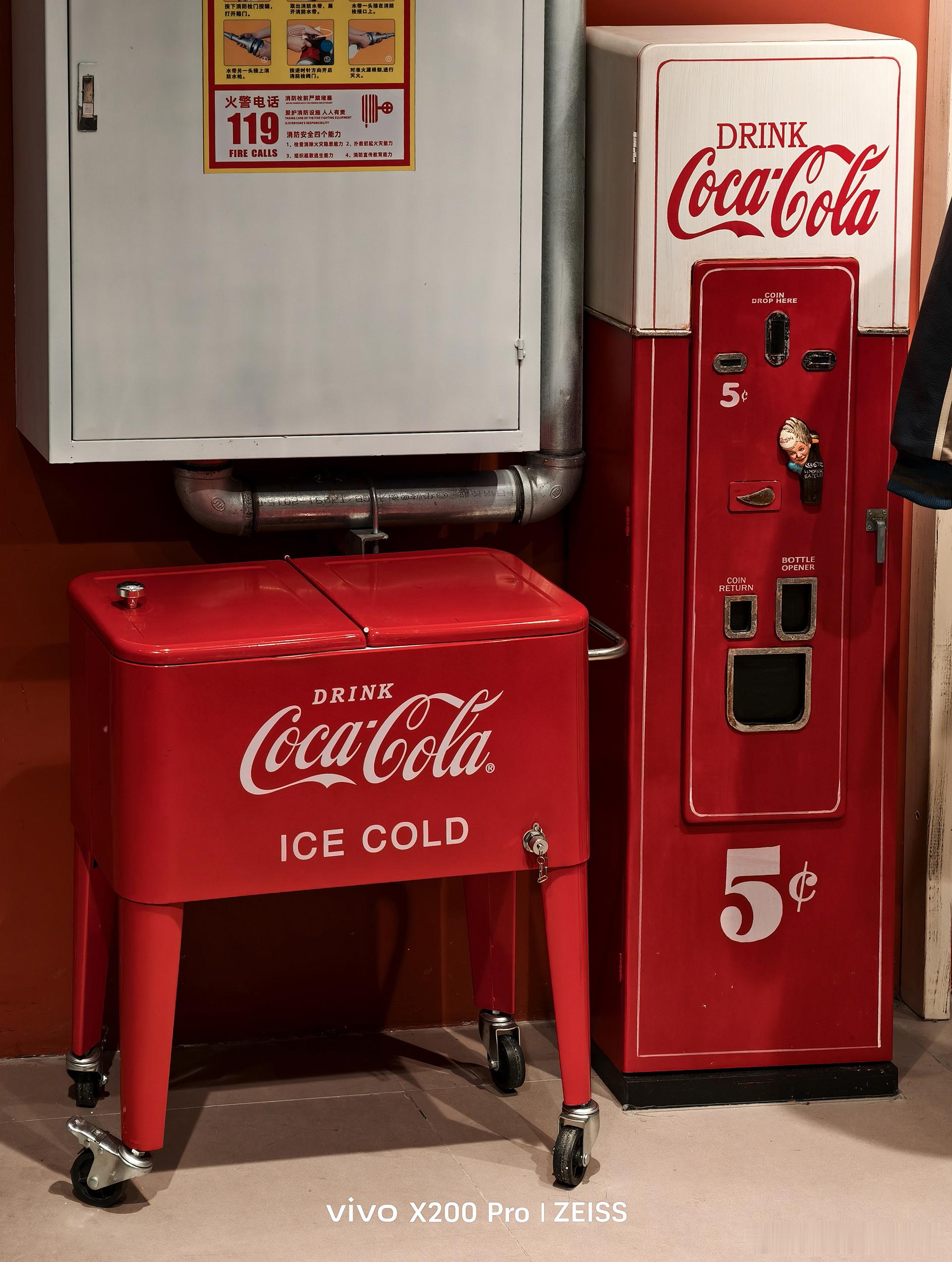 红色系的随手拍圣诞的节日氛围感逐渐浓郁起来了X200 Pro风光模式氛围风格直出