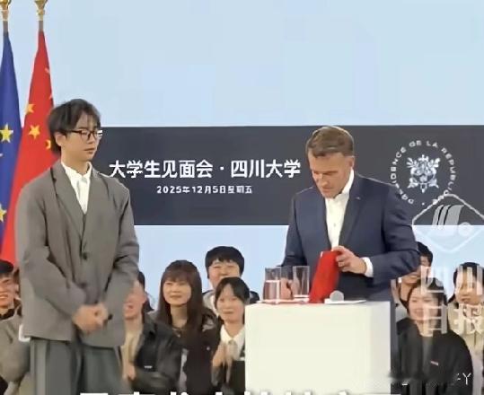 当全世界的镜头都对准马克龙在川大被学生热情包围的大阵仗时，总有人能精准捕捉到现场