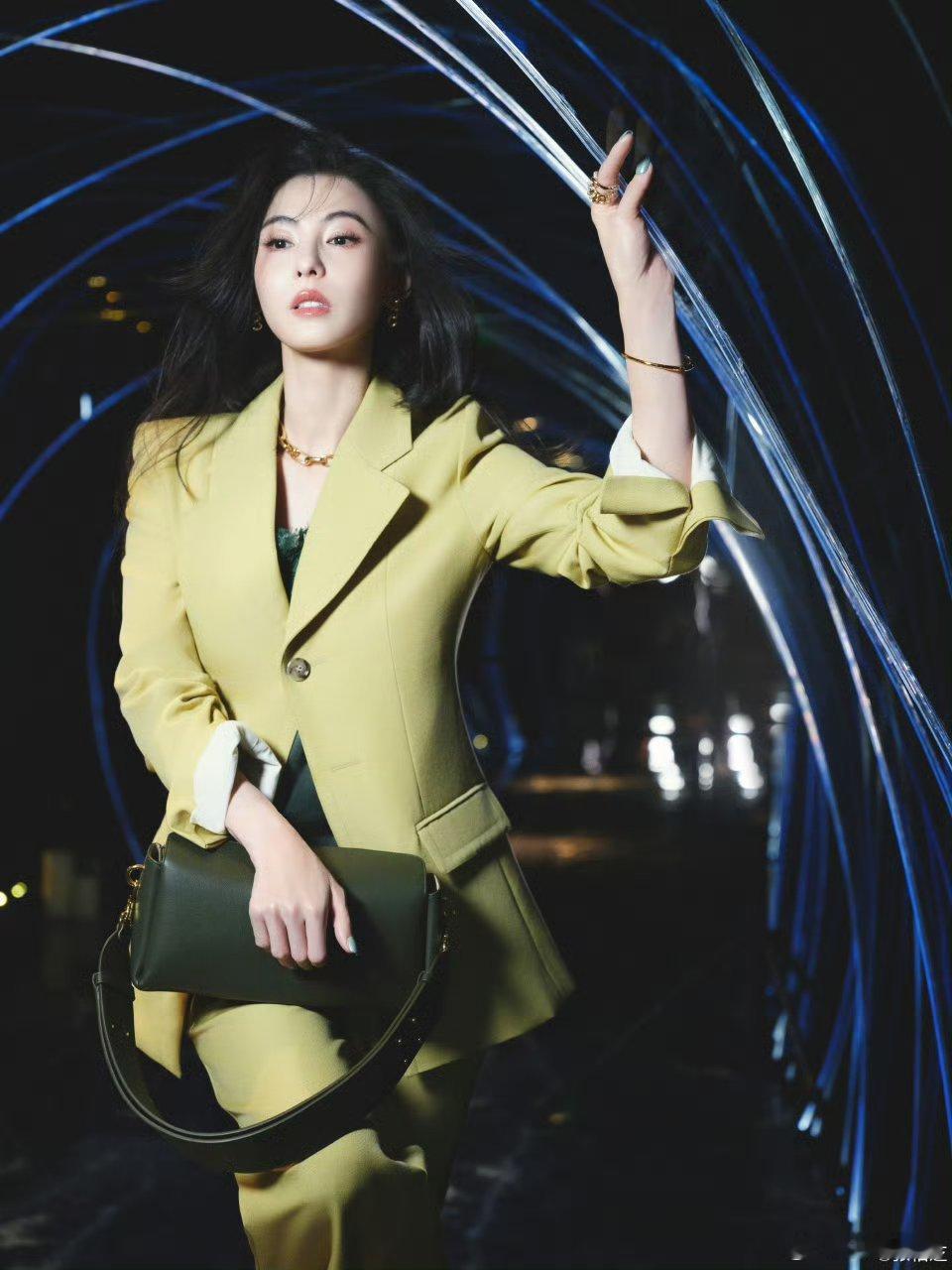 张柏芝戴了大金链子温柔中带着力量，大概就是形容张柏芝这样的吧。这组造型完美诠释了