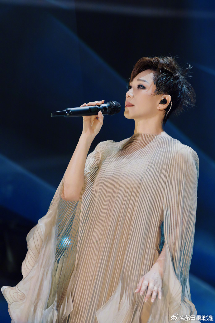 林忆莲天津演唱会全妆看林忆莲天津演唱会，全妆的她魅力四射，快歌有范情歌细腻，台上