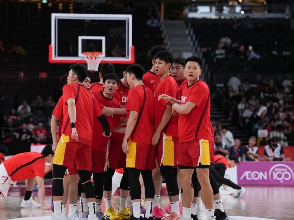 CBA最新消息：据知名篮球自媒体人海jun的蓝评论中国男篮与日本男篮的比赛时表示