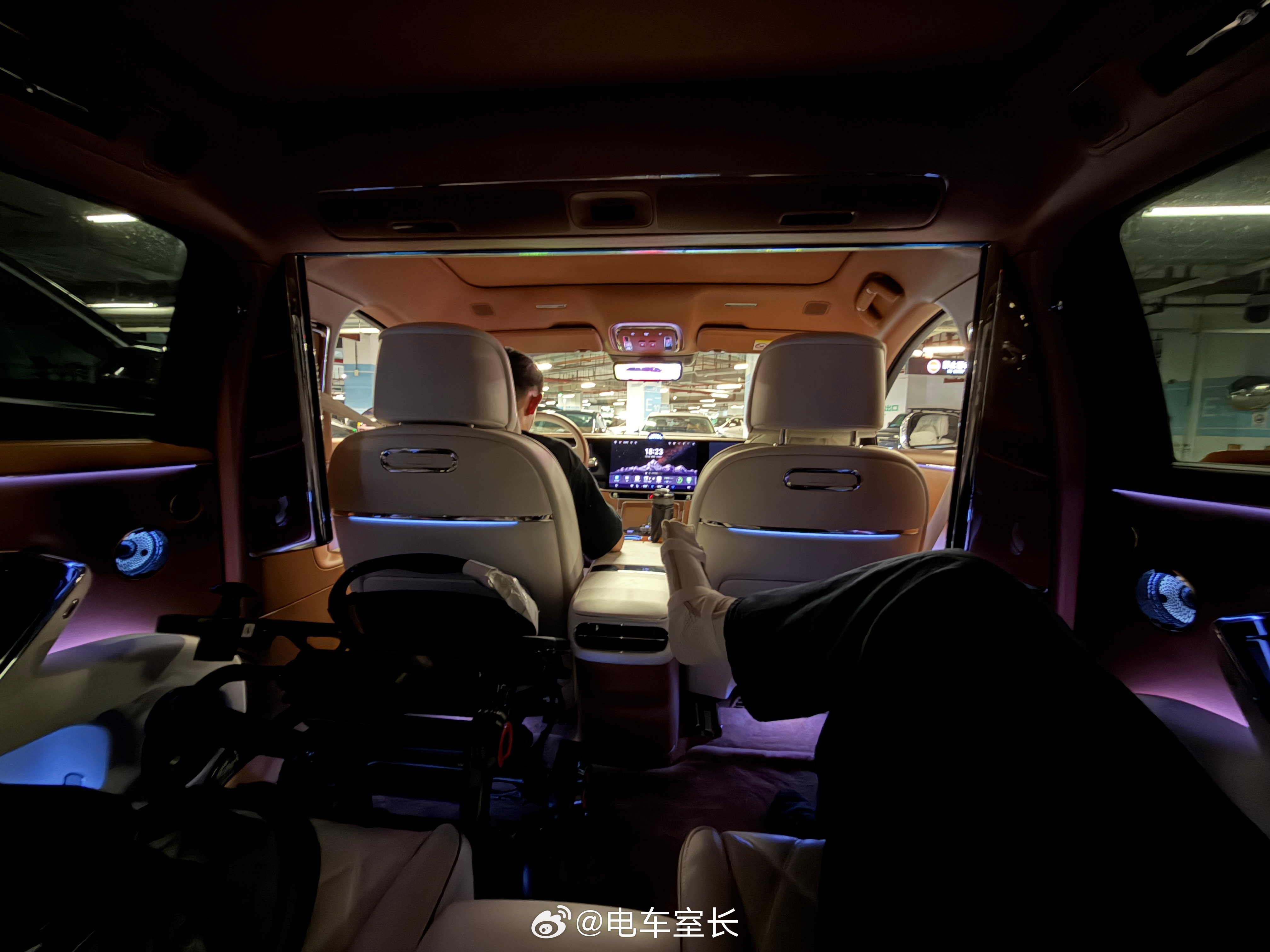 来深圳开个会，让同事把尊界从广州送到深圳机场了，做啥也不如自己的车舒服啊 突然觉