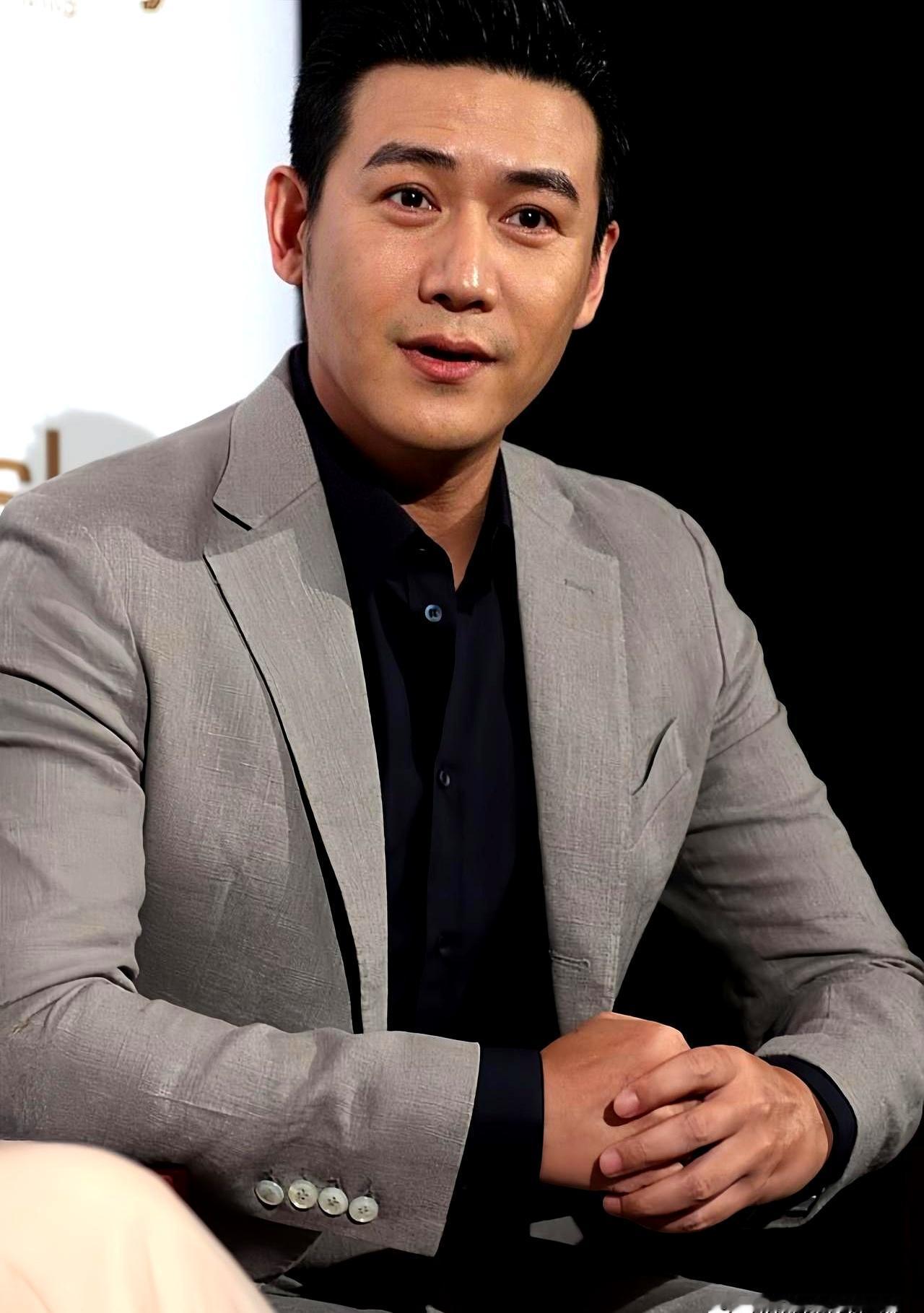 谁能想到，一个小时候住在20多平米弄堂房里的男孩，后来会火到让人喊“白马王子”？