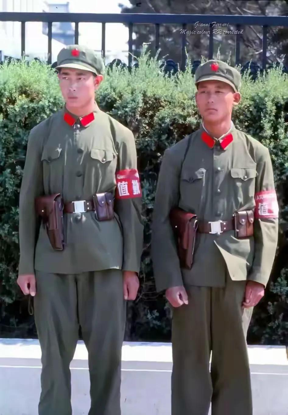 大家仔细看，这两名执勤的解放军战士绝对不是普通士兵那么简单。
照片中可以看到他们
